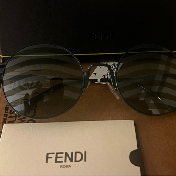 Brand new Fendi sunglasses - Picture 6 of 6